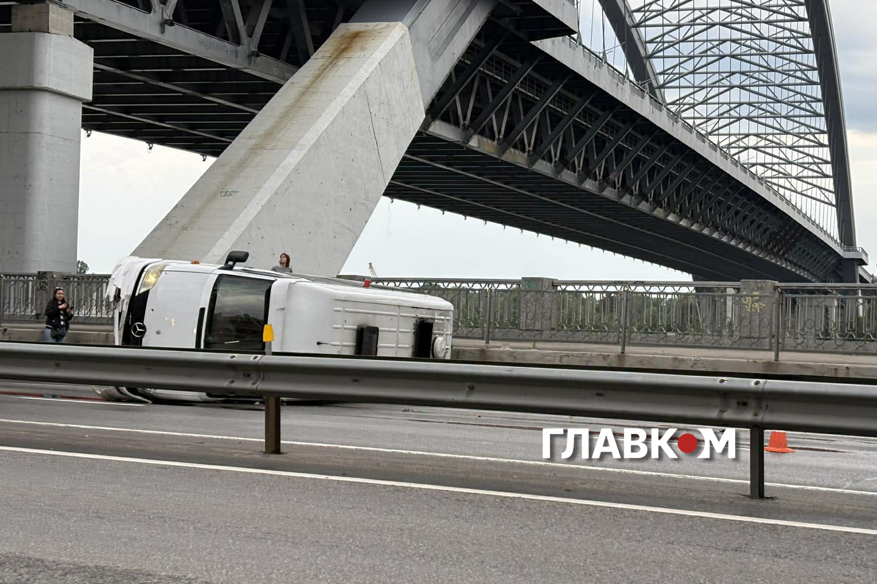У Києві перекинувся мікроавтобус: де виникли затори (фото) фото 2