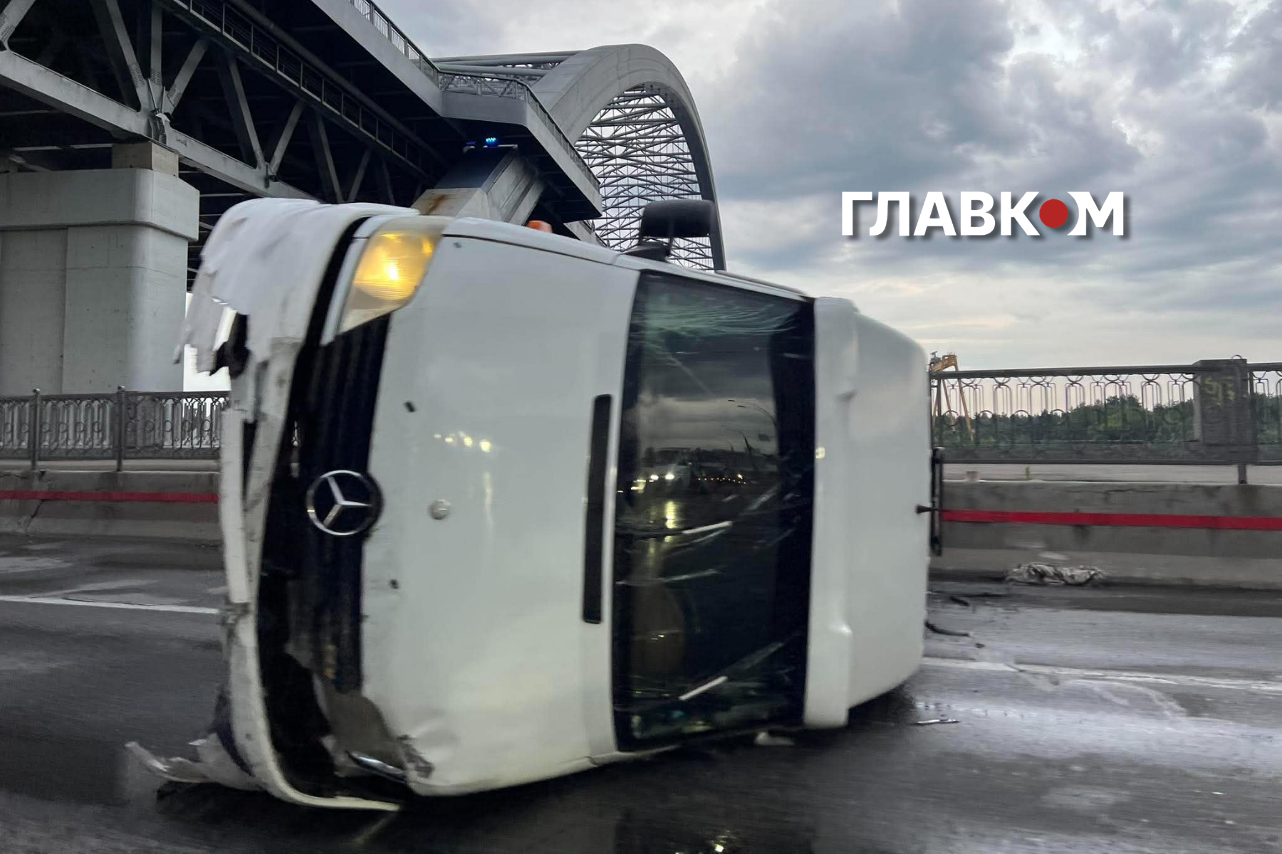 У Києві перекинувся мікроавтобус: де виникли затори (фото) фото 1
