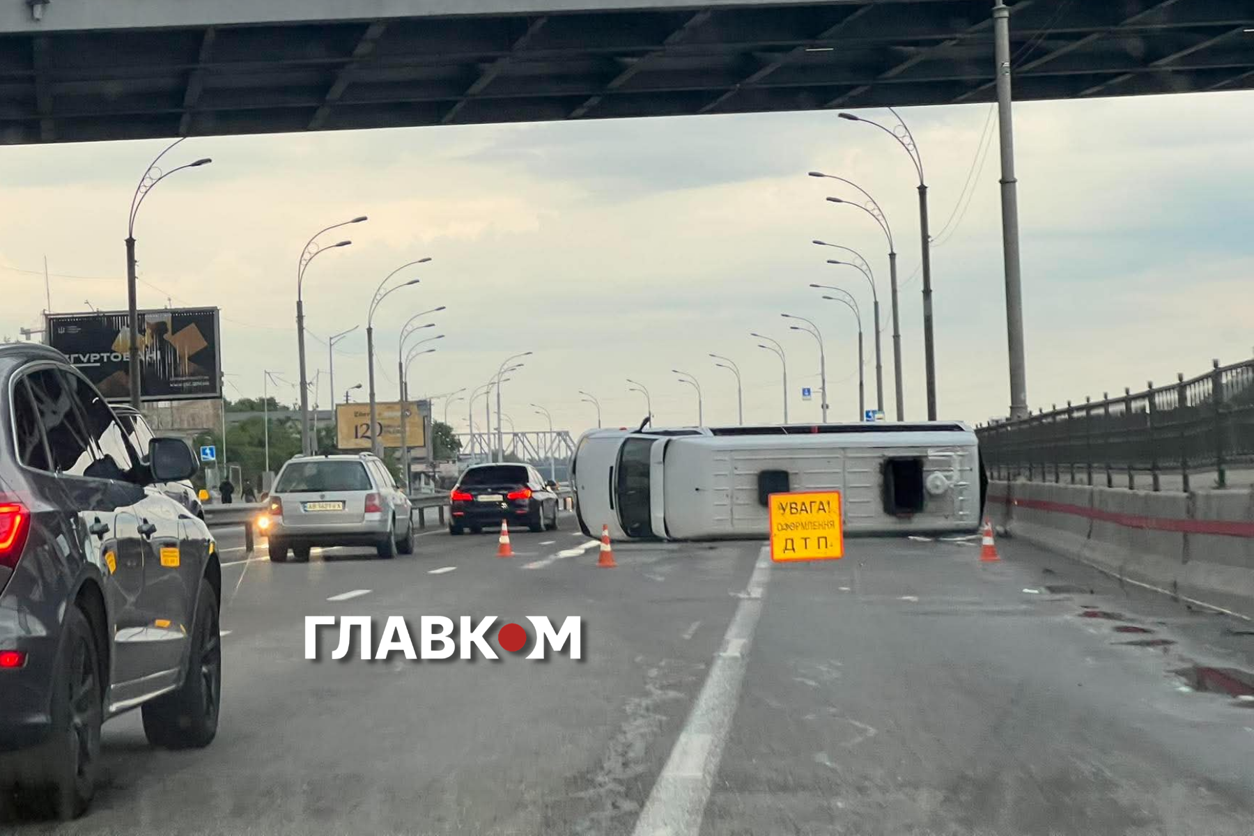 У Києві перекинувся мікроавтобус: де виникли затори (фото) фото 3