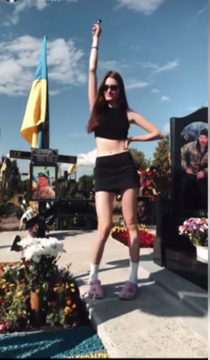 Скріншот із відео, де дівчата танцюють серед могил захисників