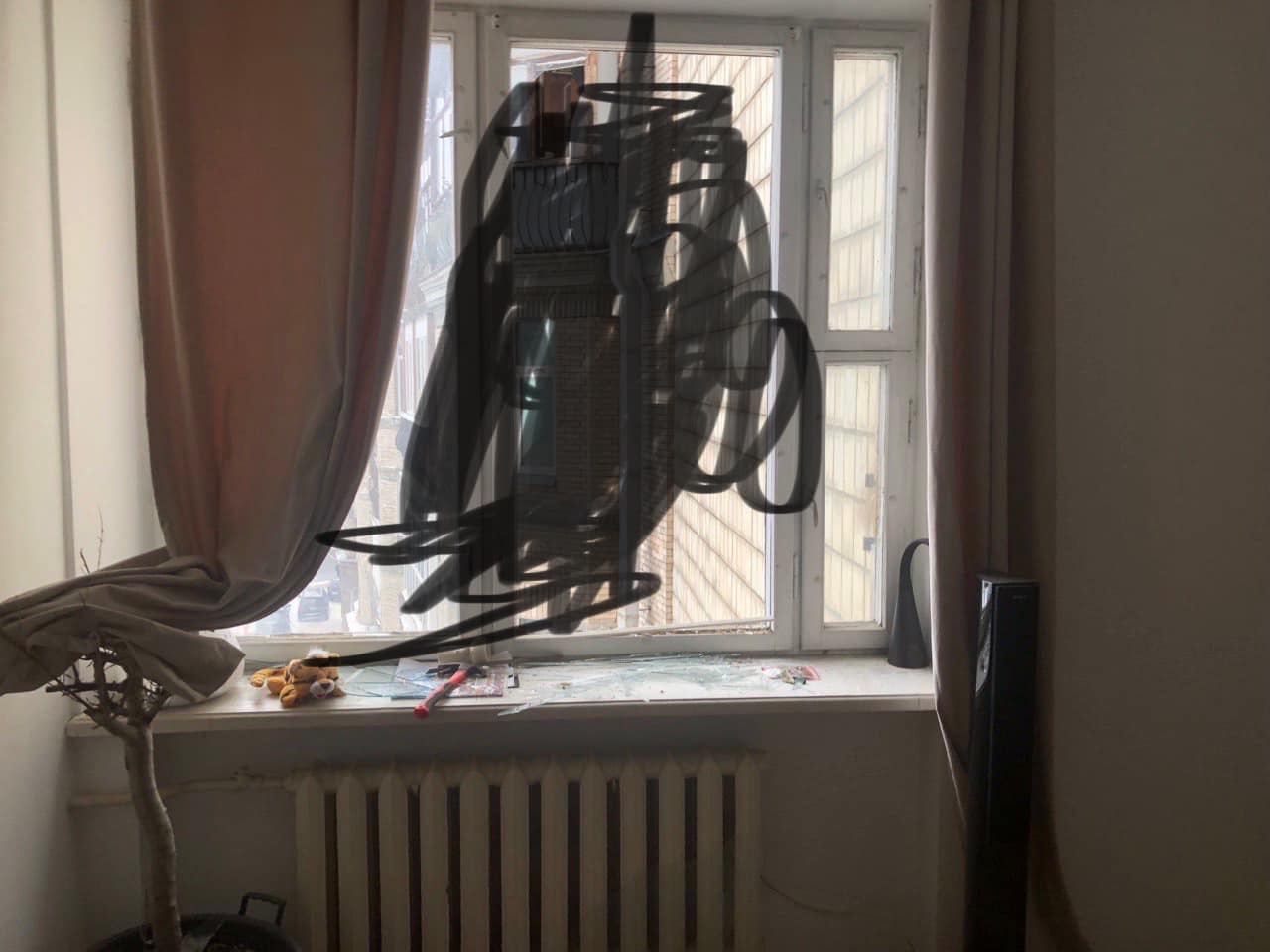 Ракетна атака на Київ: Масі Найєм показав свою квартиру та автівку  фото 1