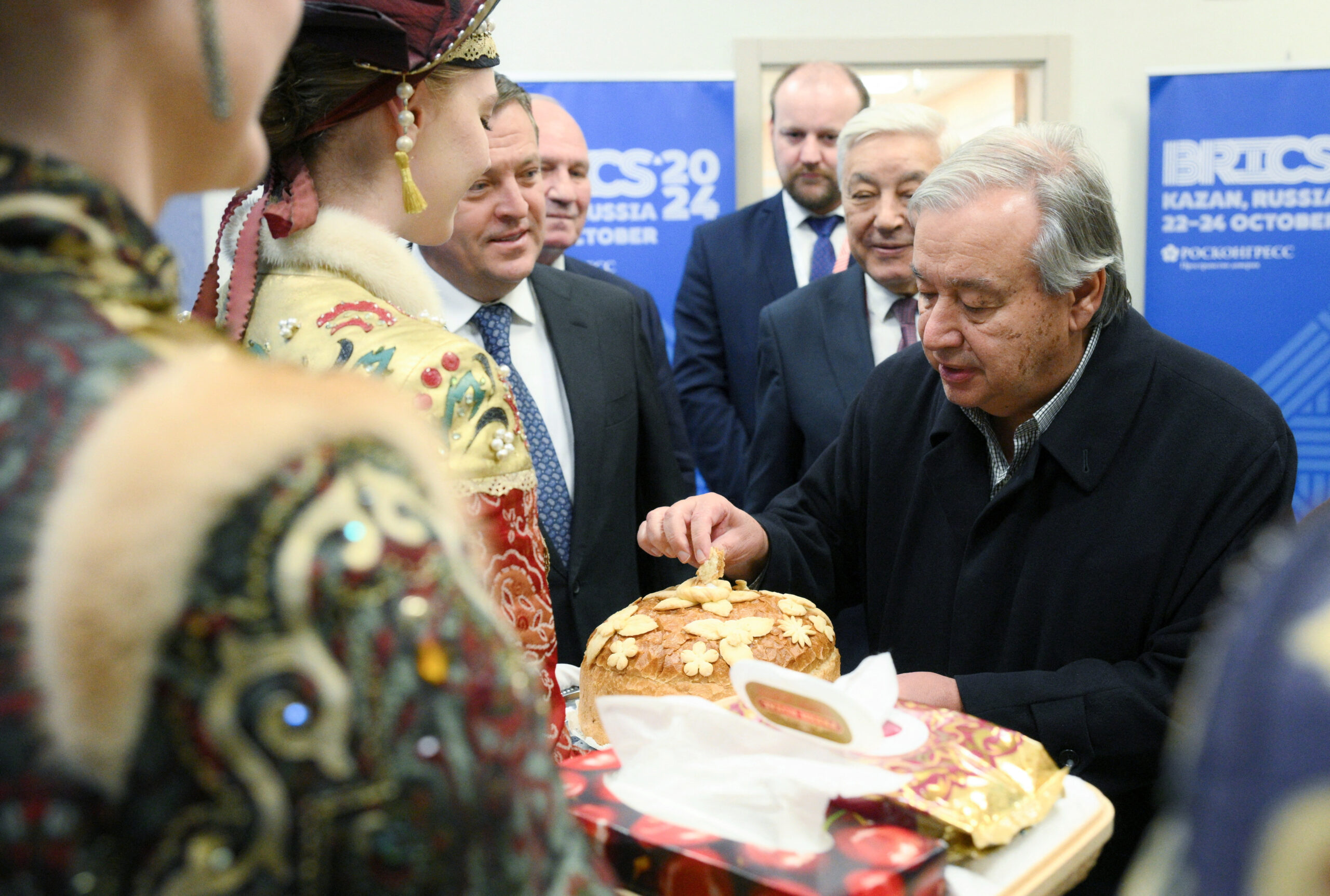 Генсек ООН вклоняється Путіну? Нове фото Гутерріша спантеличило мережу фото 2