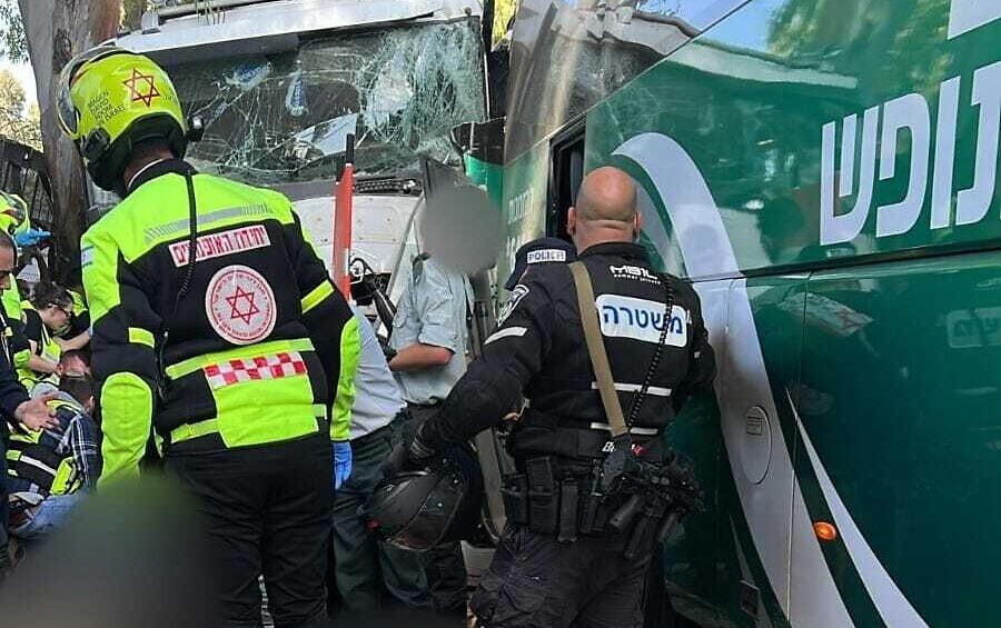 Є підозра теракту: У Тель-Авіві вантажівка протаранила автобусну зупинку фото 1