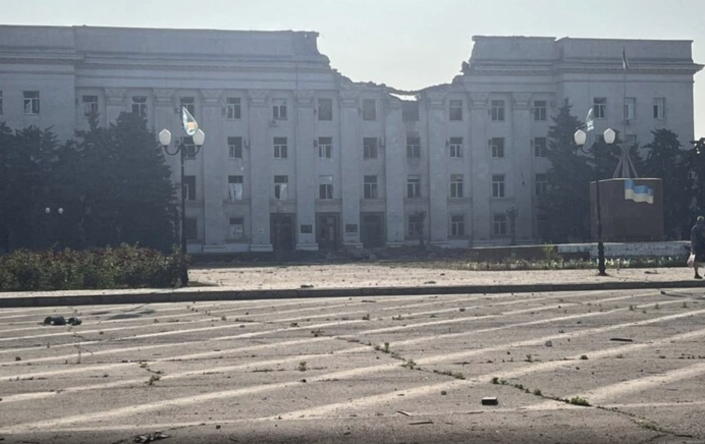 Росіяни знищили будівлю Херсонської ОДА фото 1