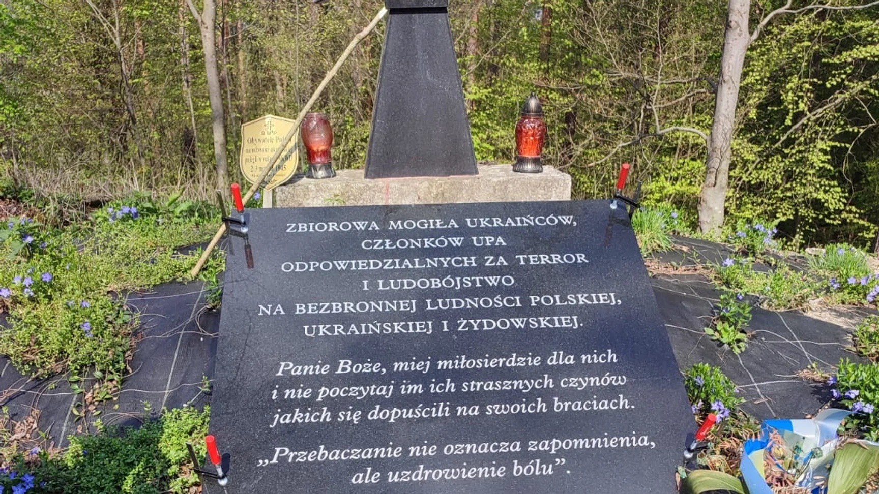Таблиця на братській могилі бійців УПА на горі Монастир у Польщі 