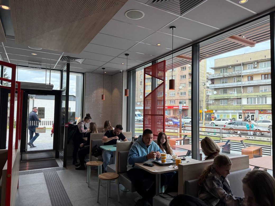 Ресторан мережі McDonald's в Ужгороді