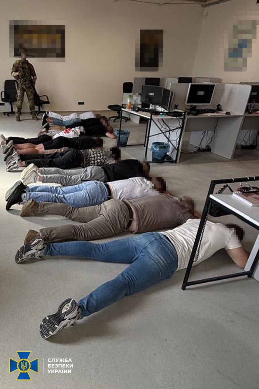 Обкрадали жителів ЄС: правоохоронці України та Чехії викрили колцентр на Закарпатті фото 1