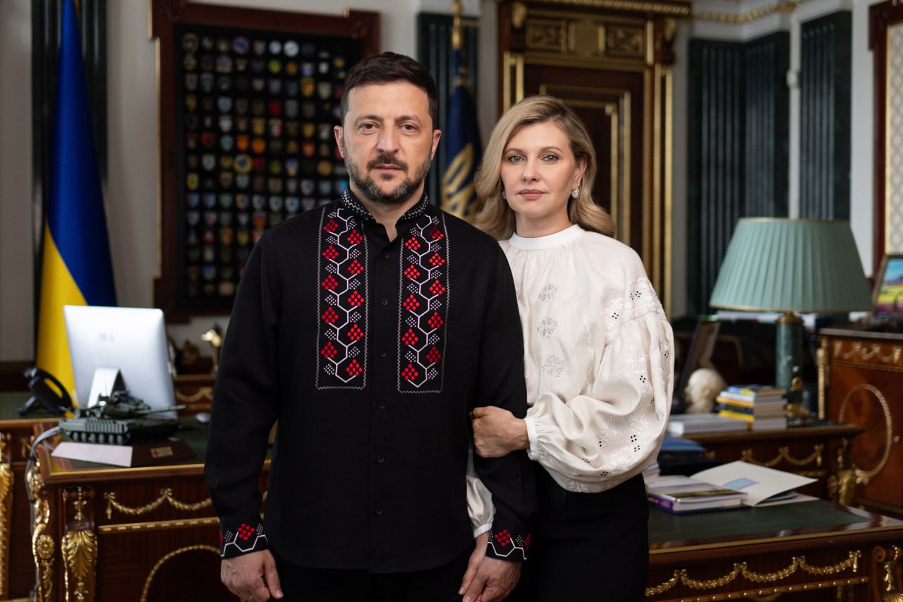 Зеленський з дружиною опублікували фото у вишиванках фото 1