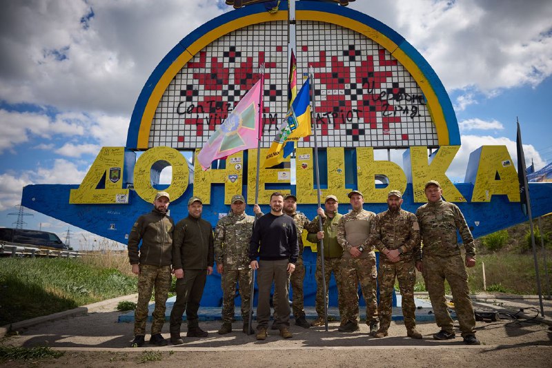 Президент розписався на пам'ятній стелі Донецької області, яку раніше «оновили» активісти фото 1