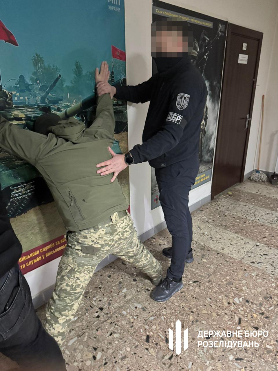 Допомагав уникати мобілізації та схиляв військових до втеч. ДБР викрило посадовця ТЦК фото 3