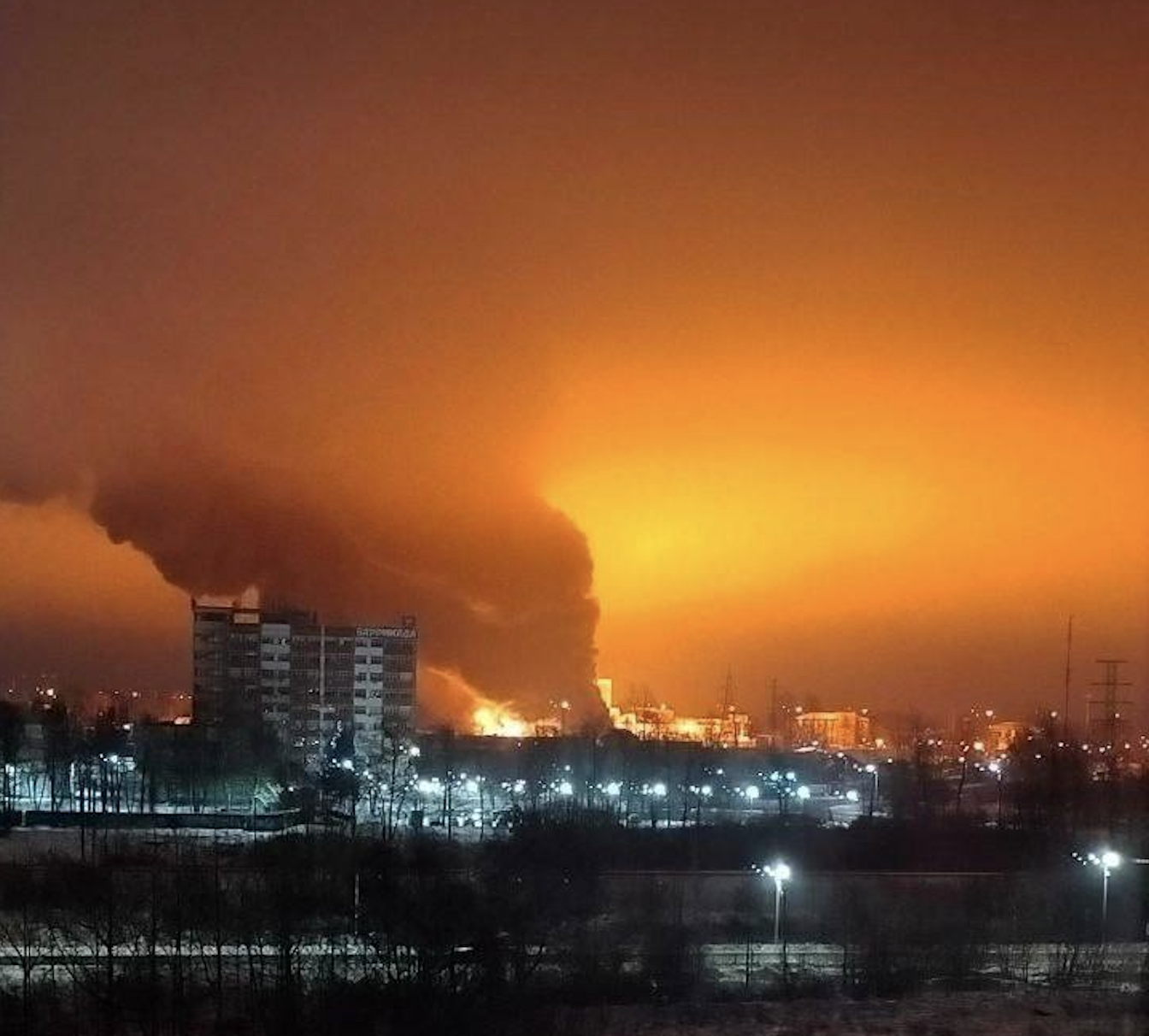 Пожежа під Санкт-Петербургом. Палає завод з виробництва ацетону фото 1