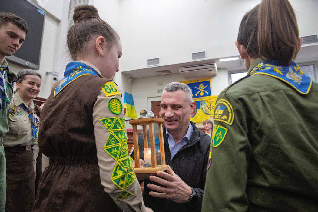 Пластуни вручили Вифлеємський вогонь меру Києва Віталію Кличку