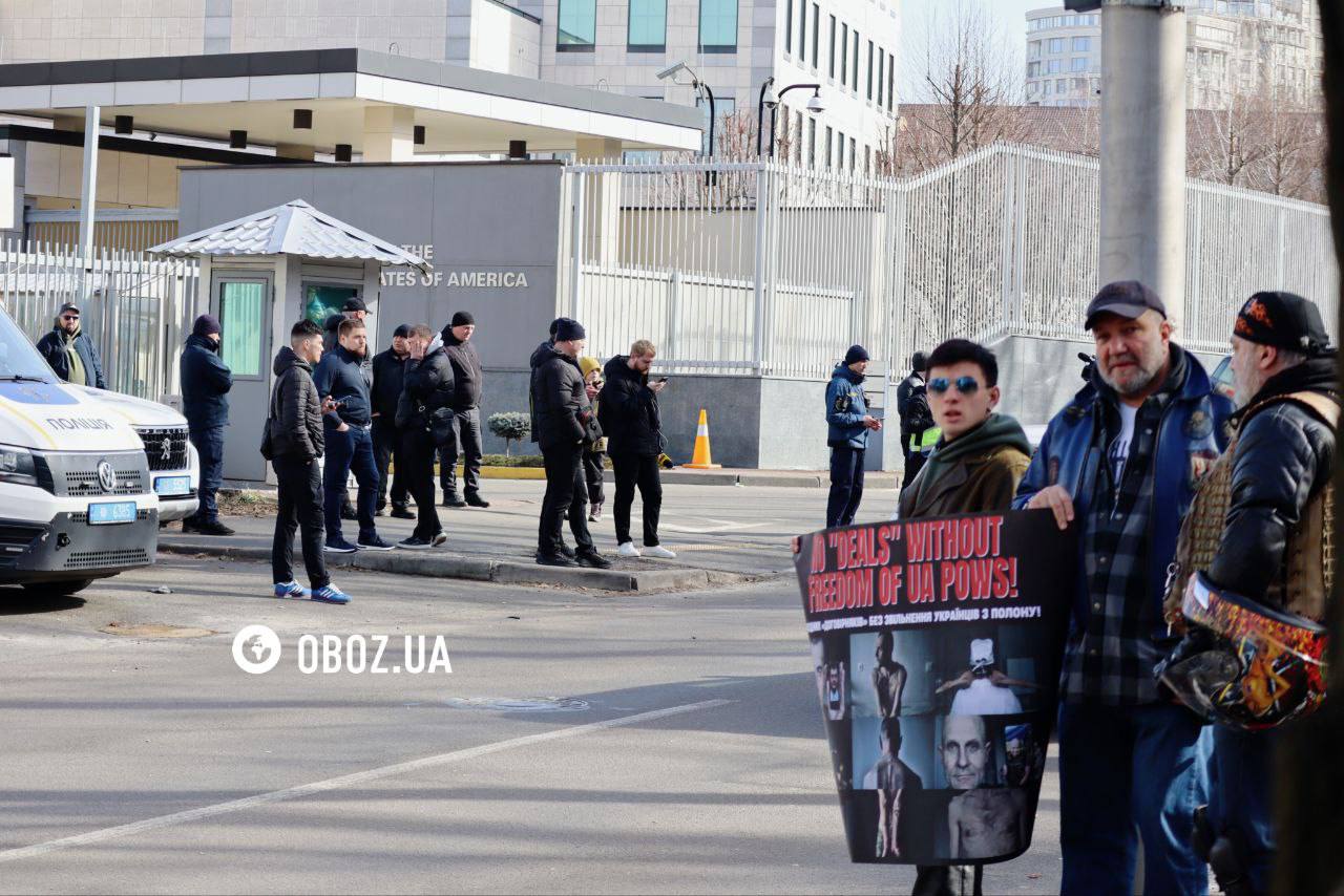 Родичі українських військовополонених вийшли на мітинг до посольства США у Києві (фото) фото 2