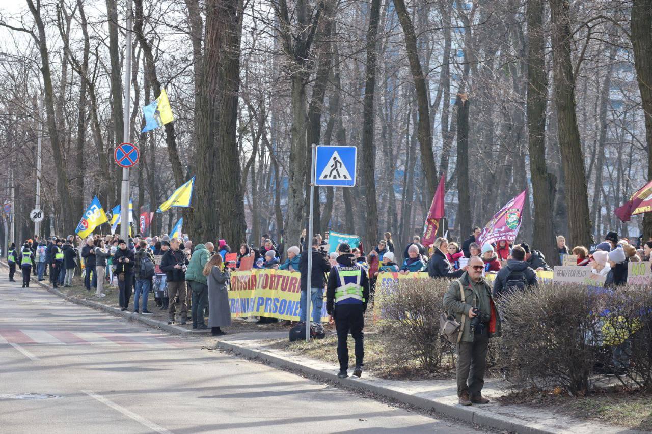 Родичі українських військовополонених вийшли на мітинг до посольства США у Києві (фото) фото 1