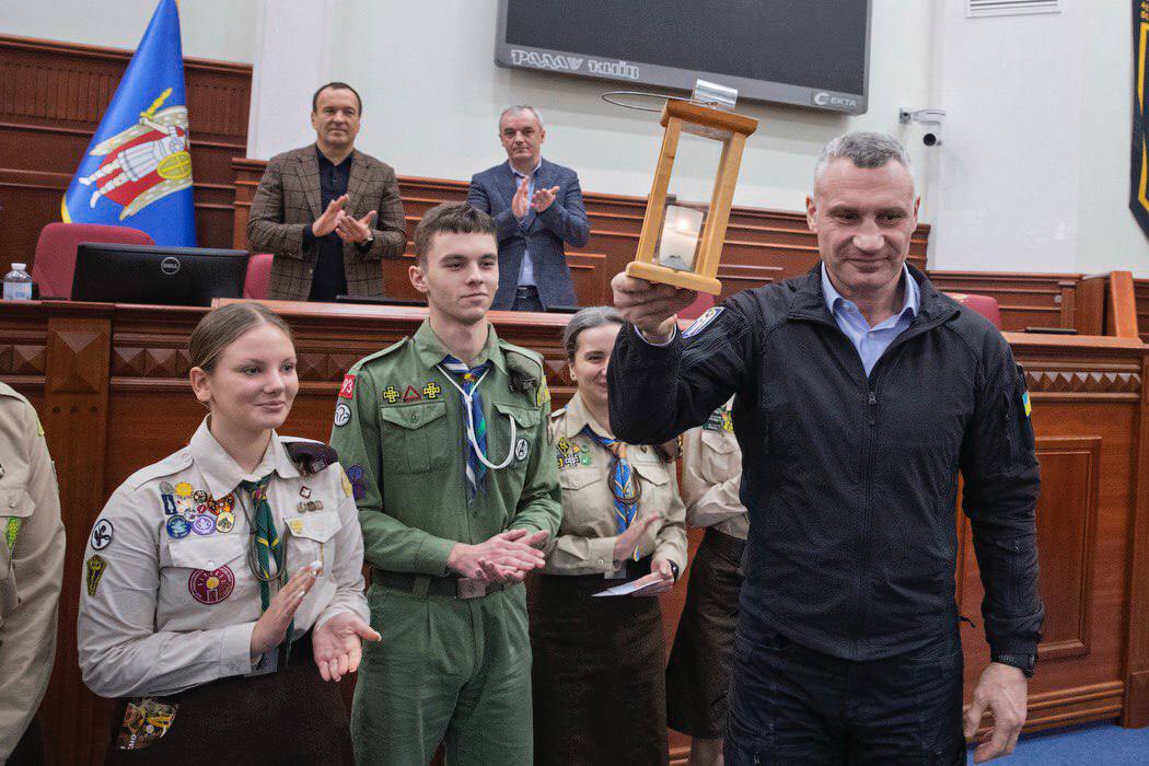 Віталій Кличко прийняв вогонь та подякував пластунам