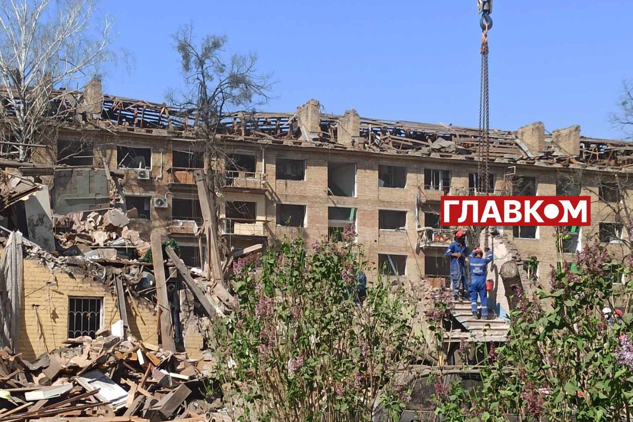 На місці влучання працюють рятувальні служби