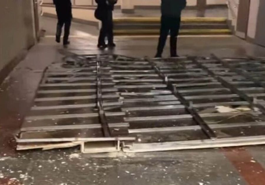 У Києві на станції метро «Теремки» біля входу обвалився фрагмент стелі