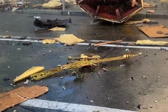 Посеред дороги перед Лаврою валяється хрест від церкви