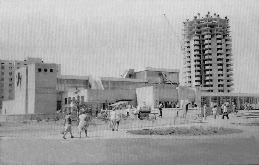 Будівництво першого будинку-«ромашки»