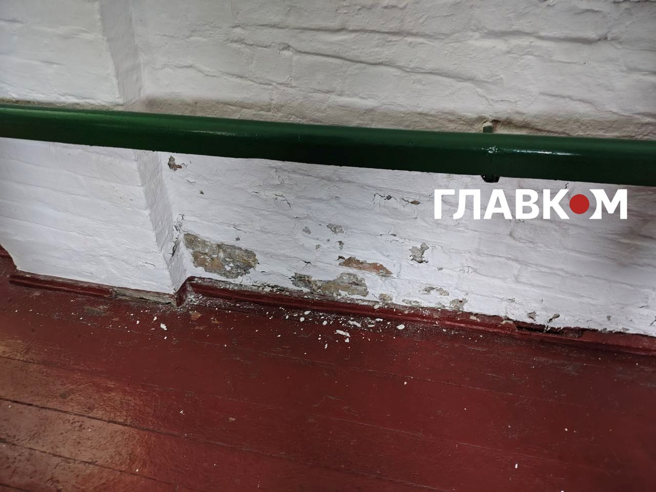 У галереї, що веде в дальні печери, обсипалася штукатурка