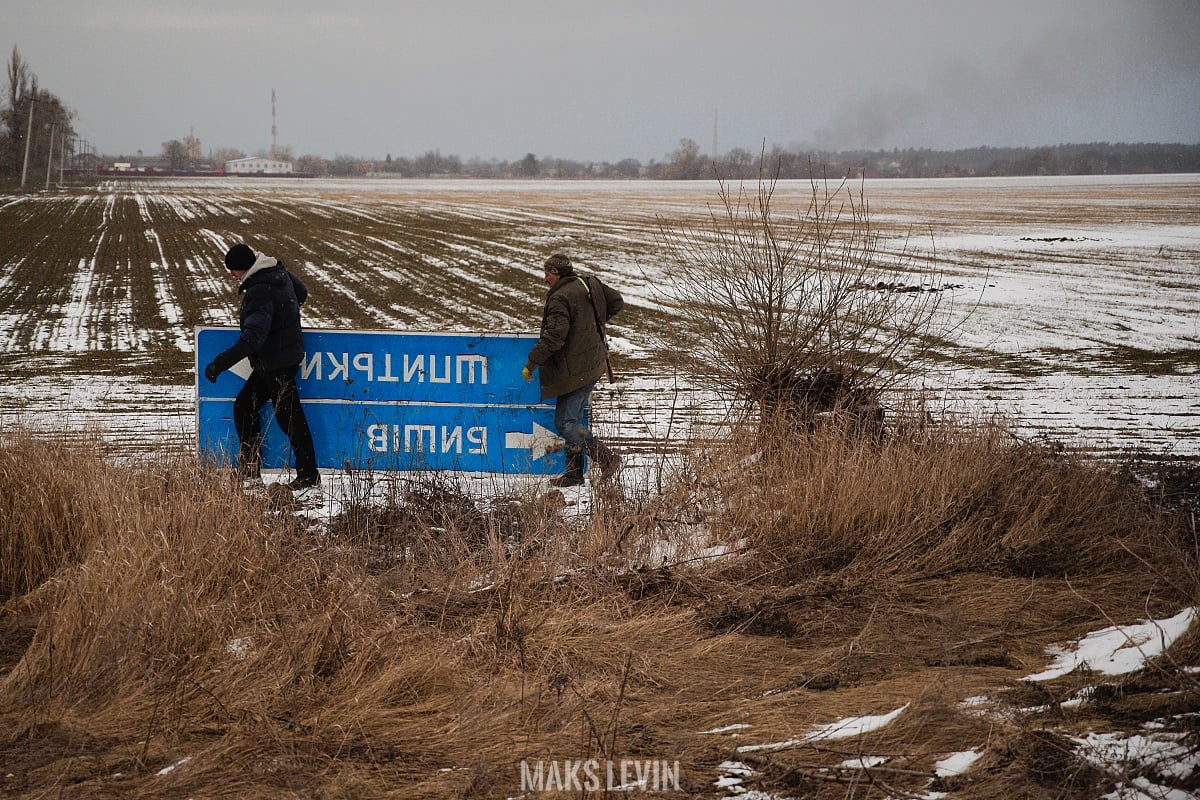 Українці ховають таблички з назвами населених пунктів, щоб сплутати карти окупантам