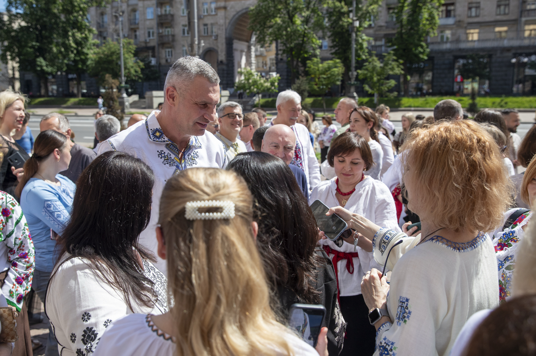 Під час фотографування у вишиванках мер встиг поспілкуватися з журналістами