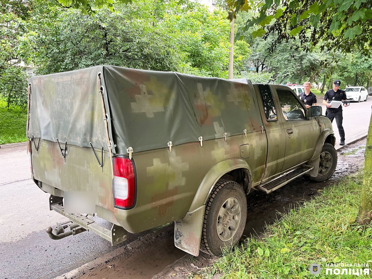 Правоохоронці оглядають пошкоджену автівку