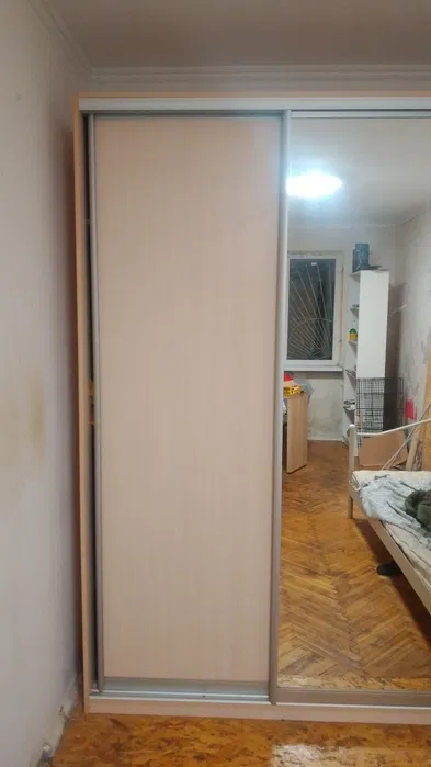 У одній з кімнат встановлена велика вбудована шафа-купе