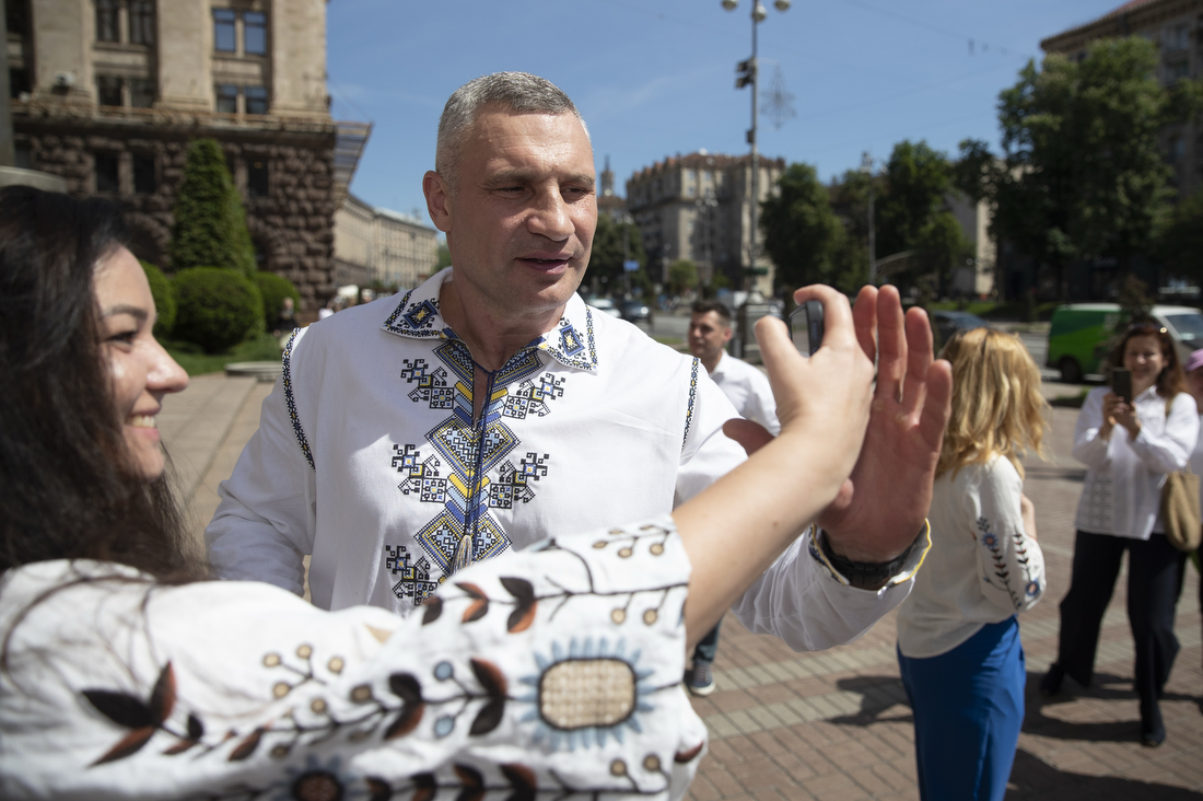Кличко у вишиванці зібрав під КМДА сотні людей (фото) фото 1