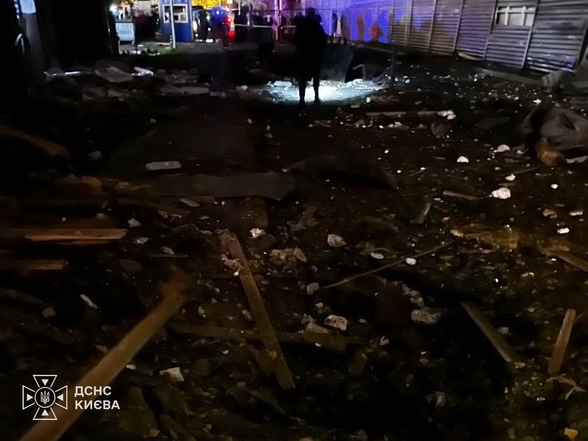 Палали склади та будинки: ДСНС показала наслідки нічного удару по Києву (фото) фото 2