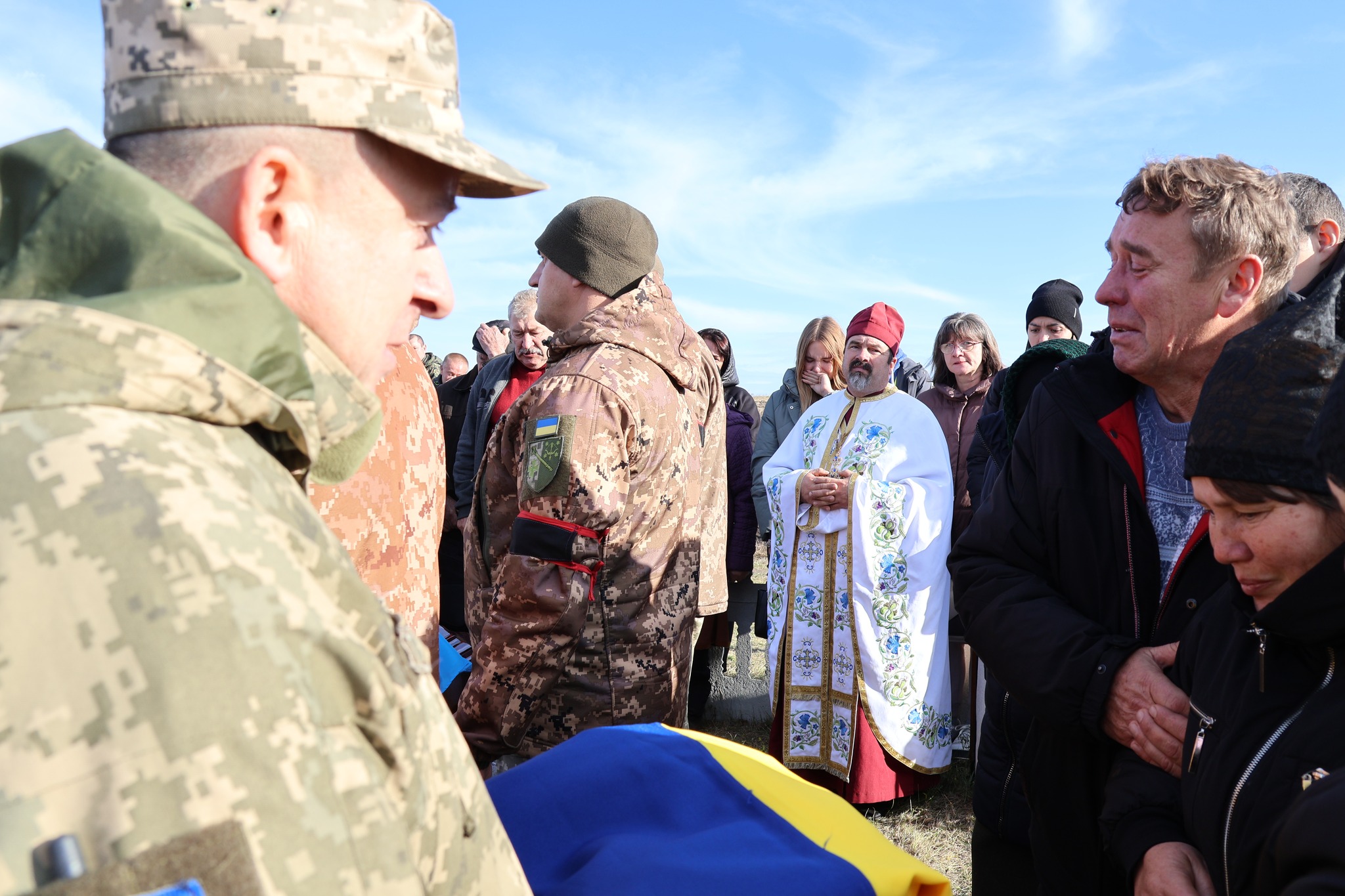 Мама полеглого героя Валентина Григорівна приймає Державний прапор України