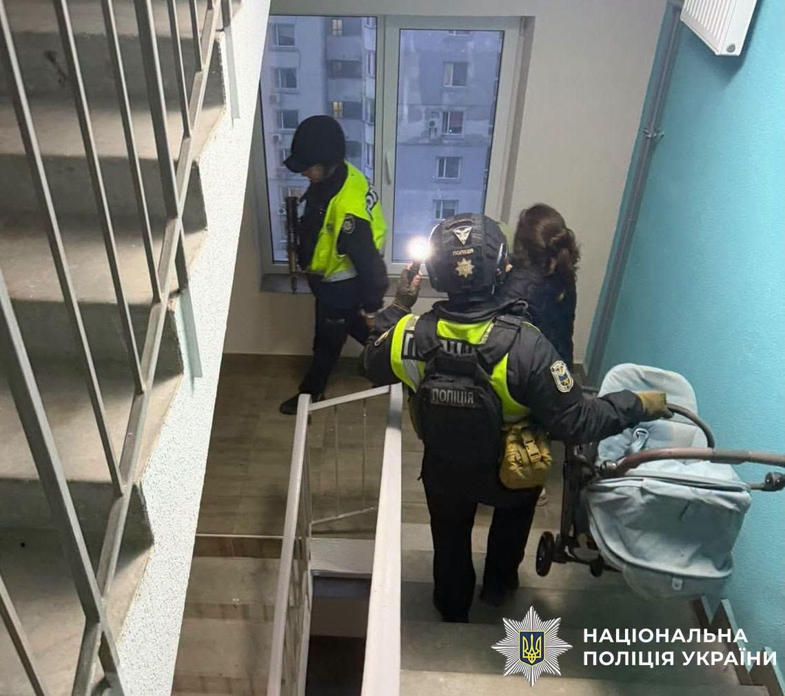 Евакуація жителів будинку