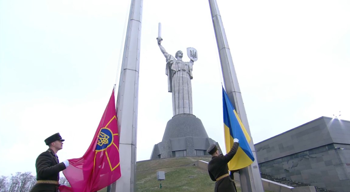 Церемонія підняття Державного прапора України біля монументу Батьківщини