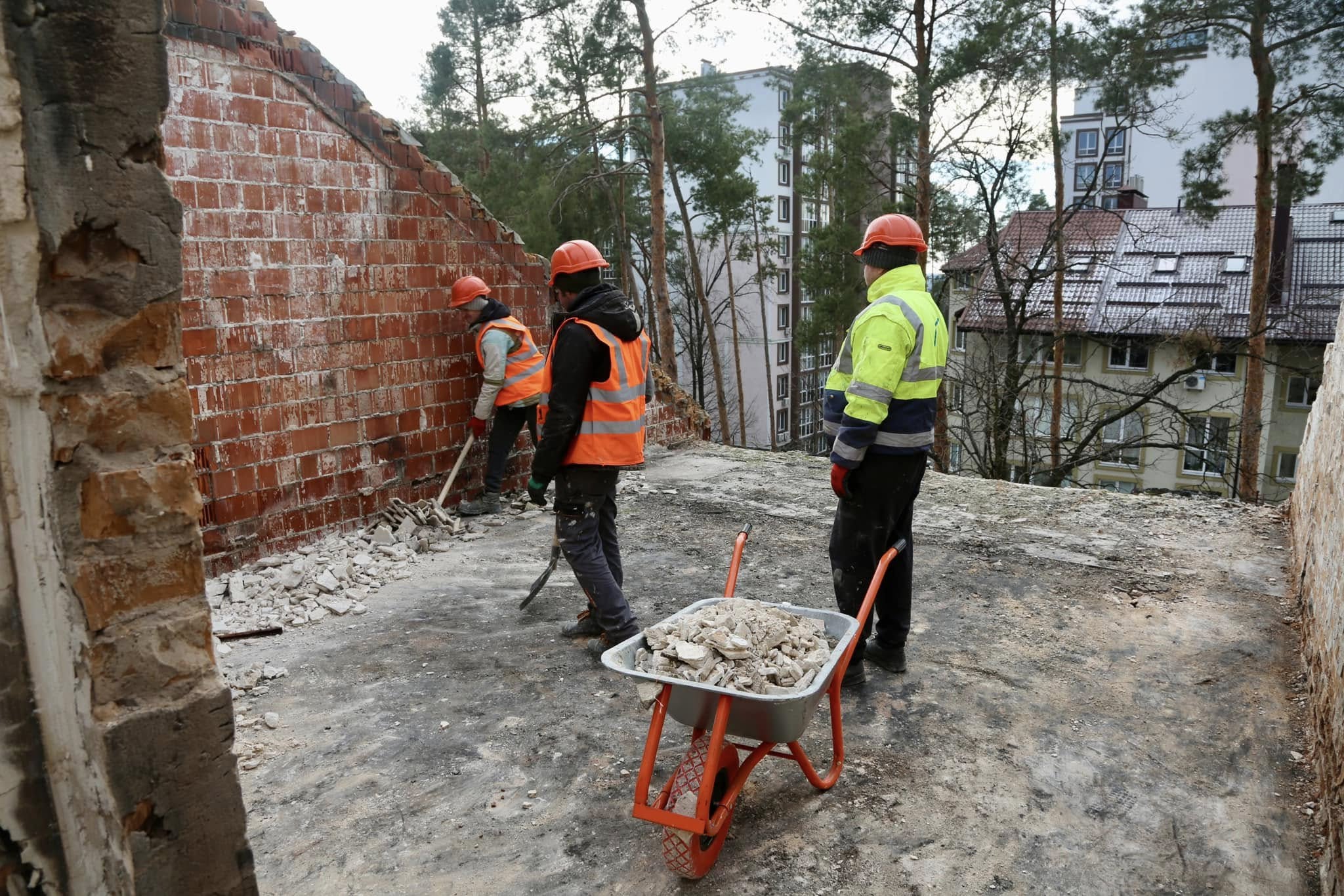 Подекуди тривають роботи по розчищенню від сміття