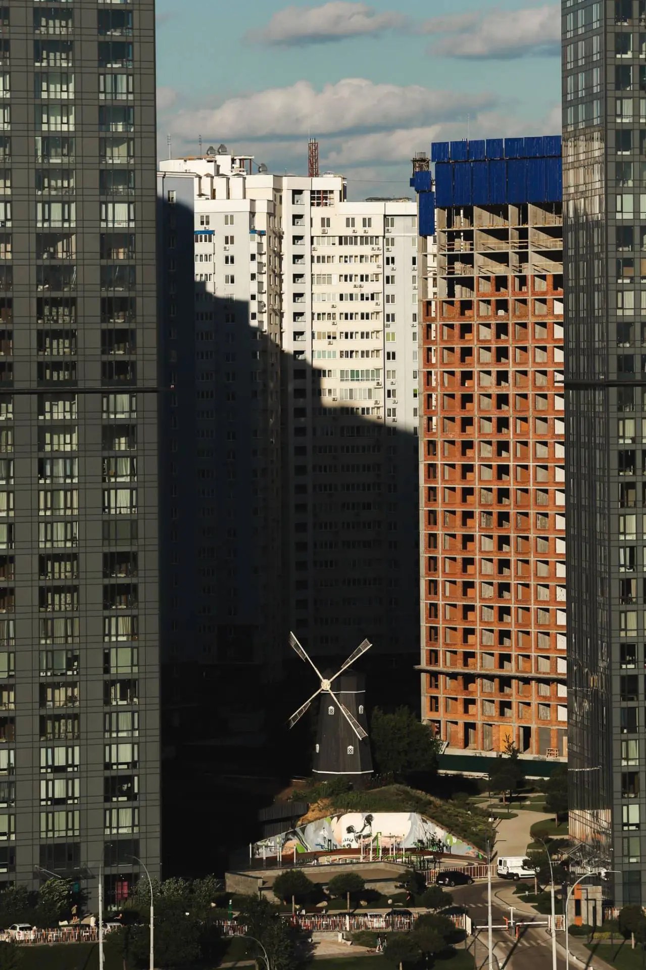 «Вітряк» щільно оточено 30-поверхівками нового житлового комплексу