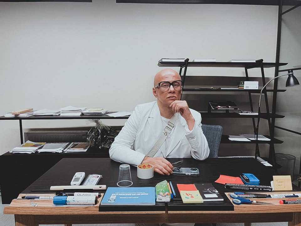 Олексій Гончаренко у власному офісі