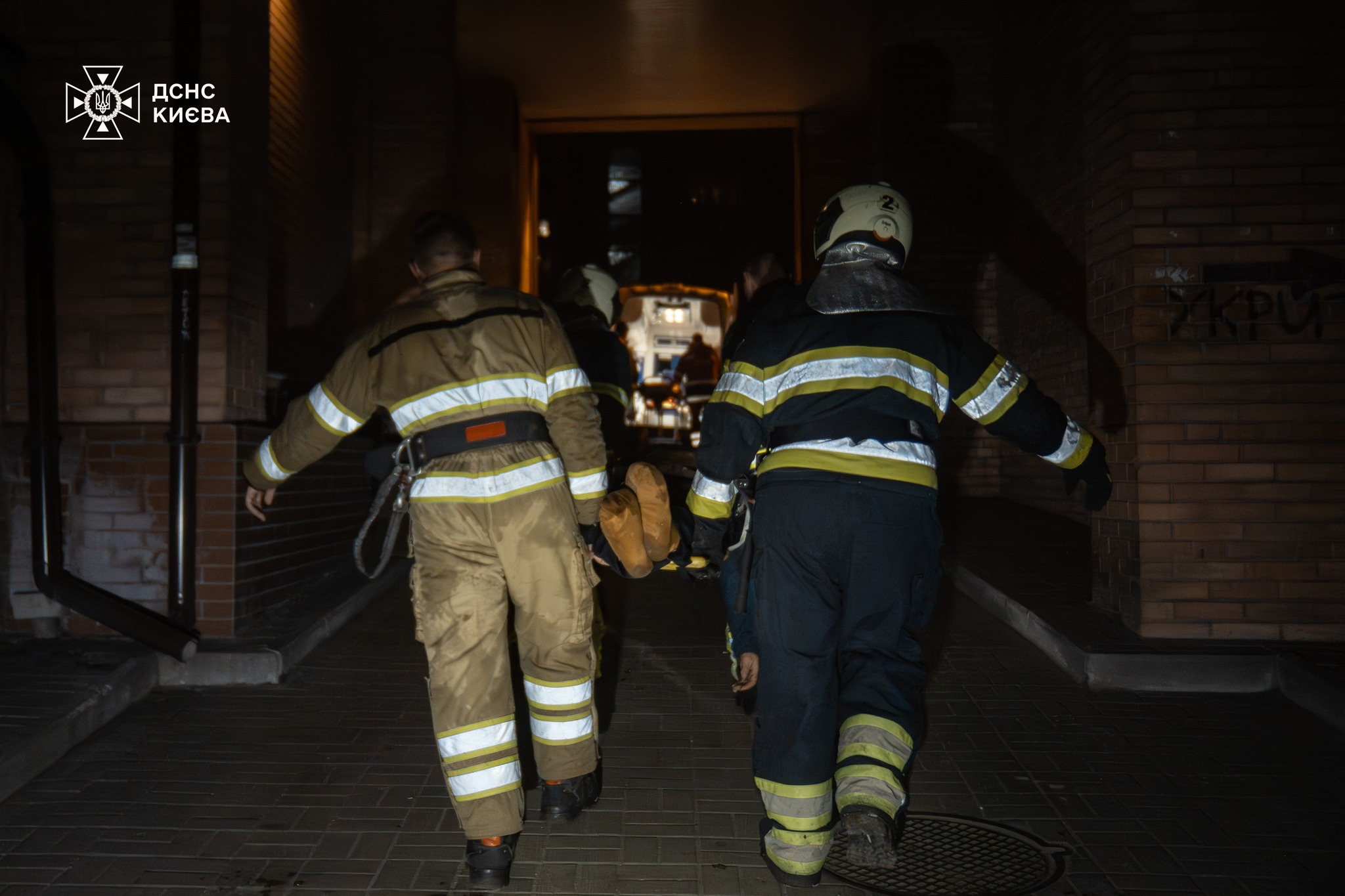 Під час гасіння пожежі рятувальники виявили чоловіка та передали до карети швидкої медичної допомоги