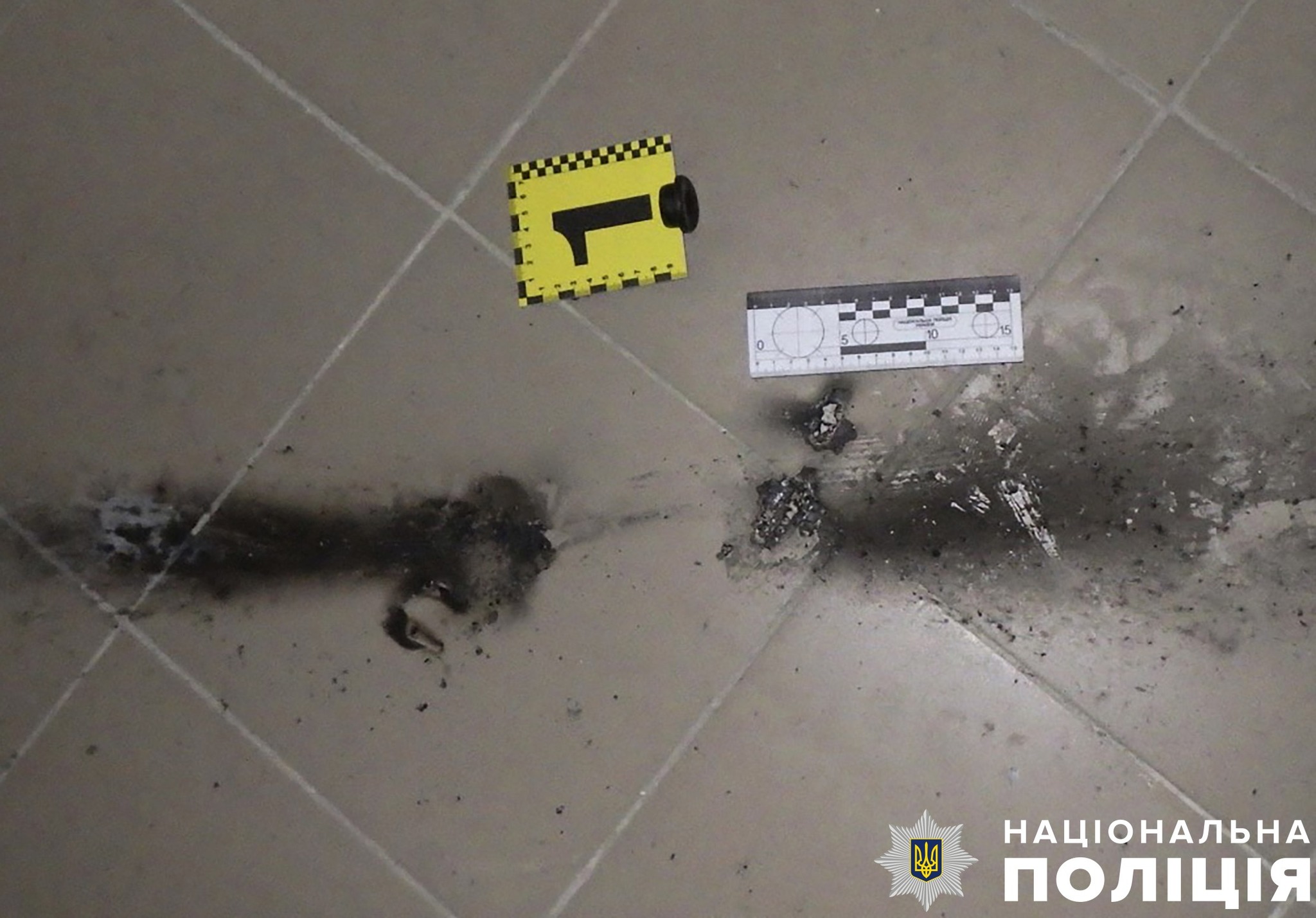 Поліція обшукала квартиру киянина, який запалив димову шашку у під’їзді будинку фото 1