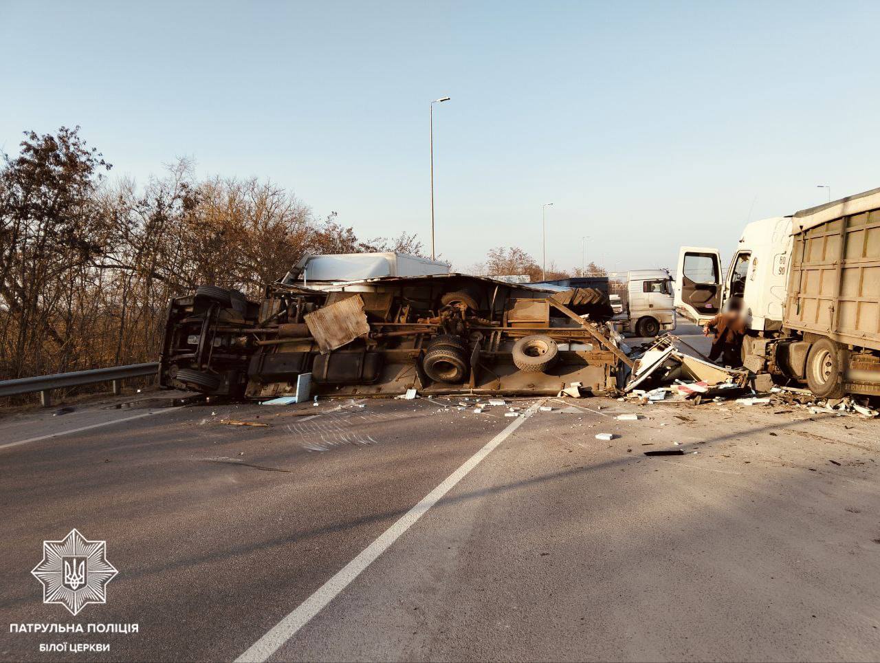 На 76 км автодороги М-05 Київ - Одеса, поблизу села Глушки, відбулося зіткнення двох вантажних транспортних засобів