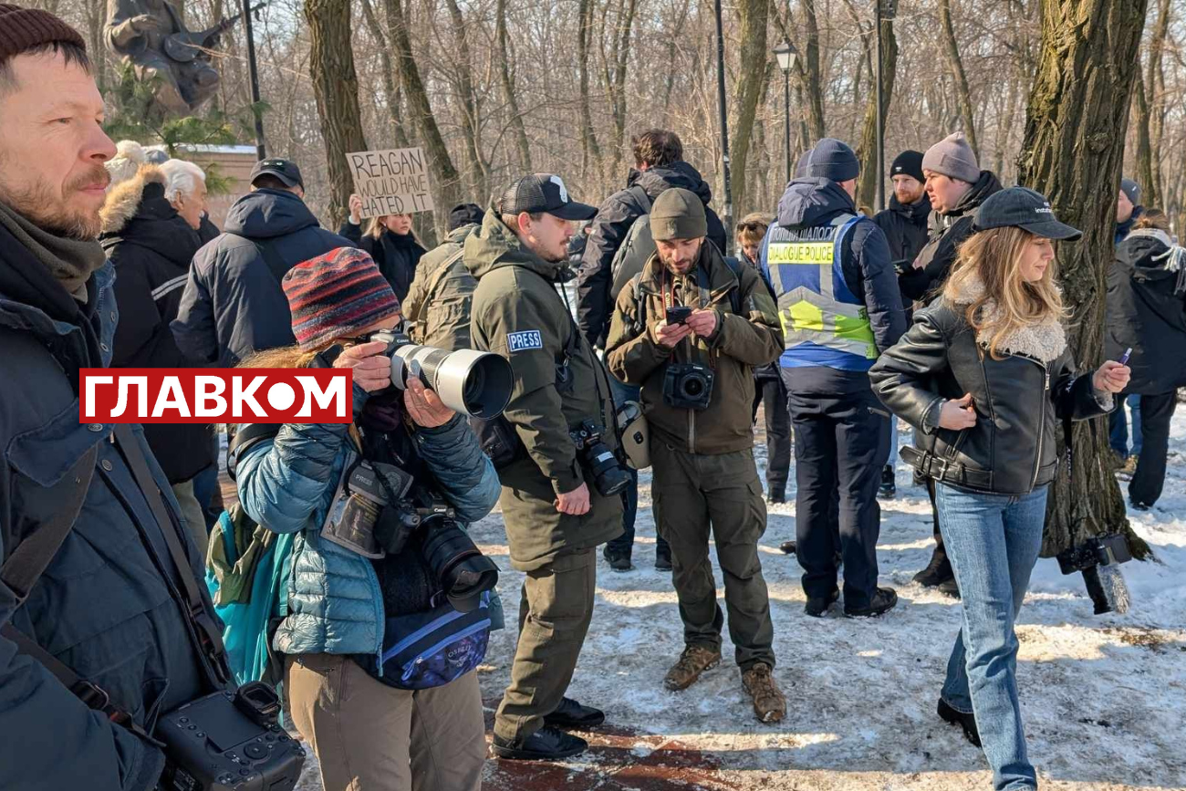 Представники ЗМІ під посольством США