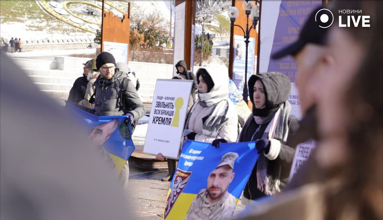 Жінки вийшли на акцію з портретами захисників