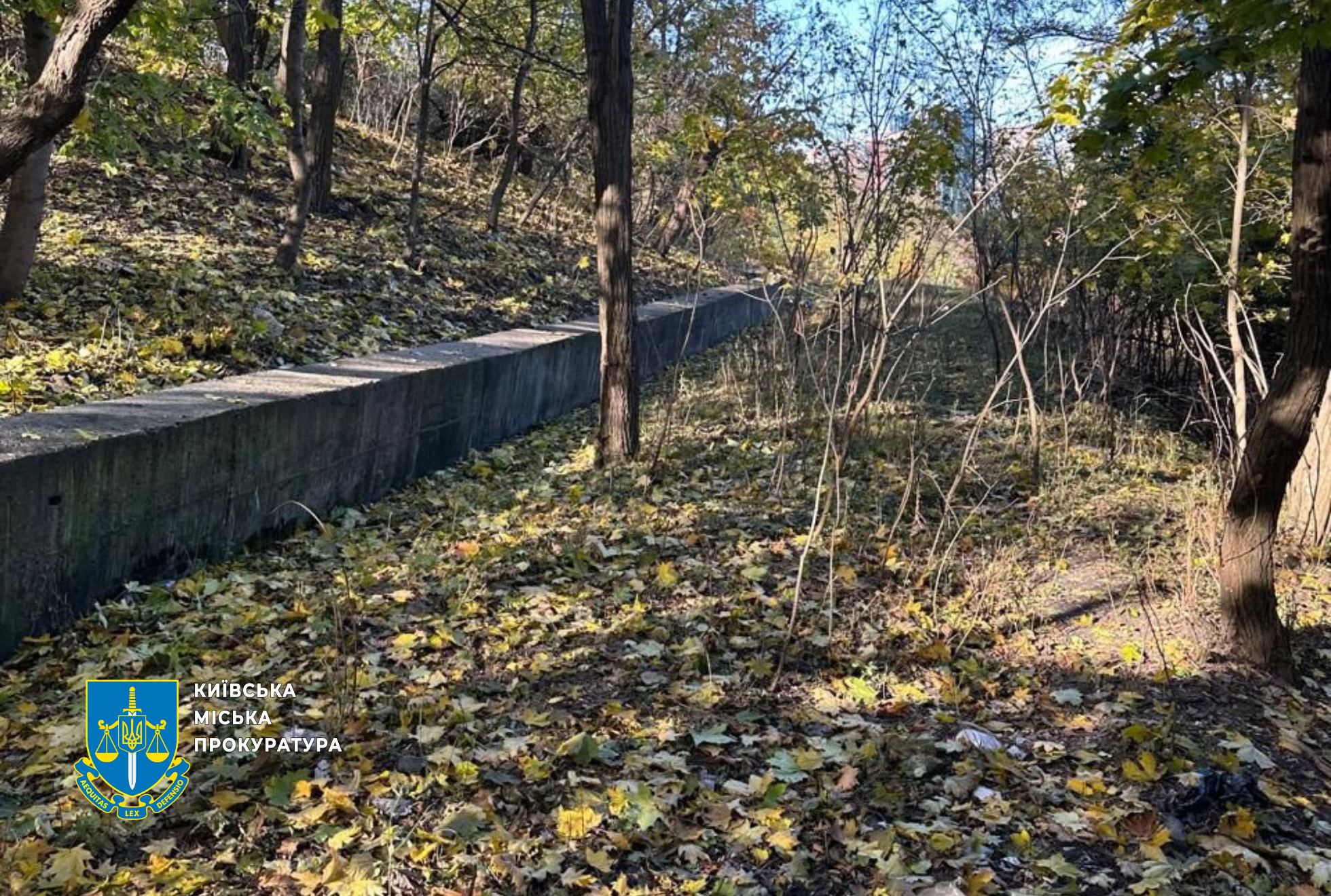 Земельна ділянка знаходиться на Батиєвій горі, в зсувонебезпечній зоні