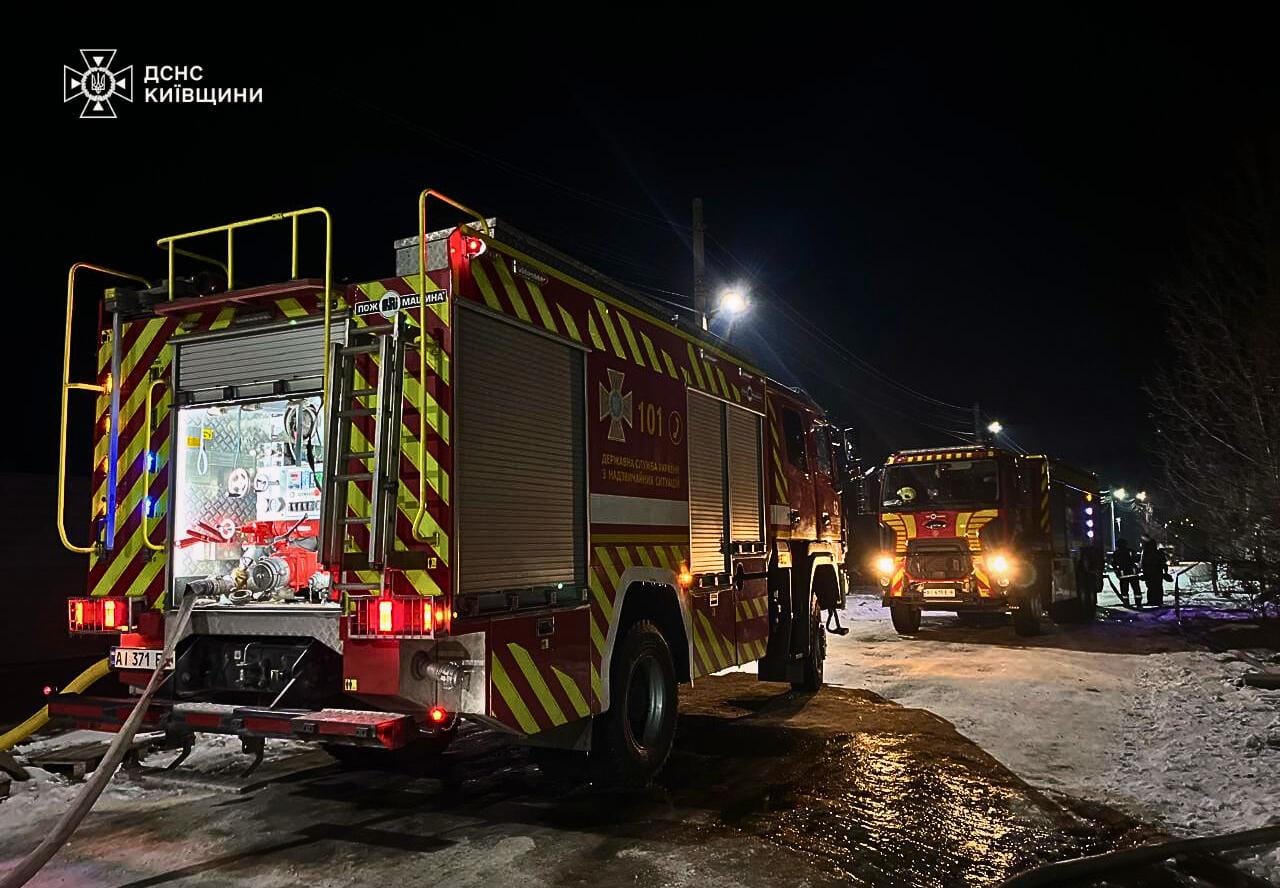 На Київщині рятувальники ліквідували наслідки нічної атаки дронів (фото) фото 1