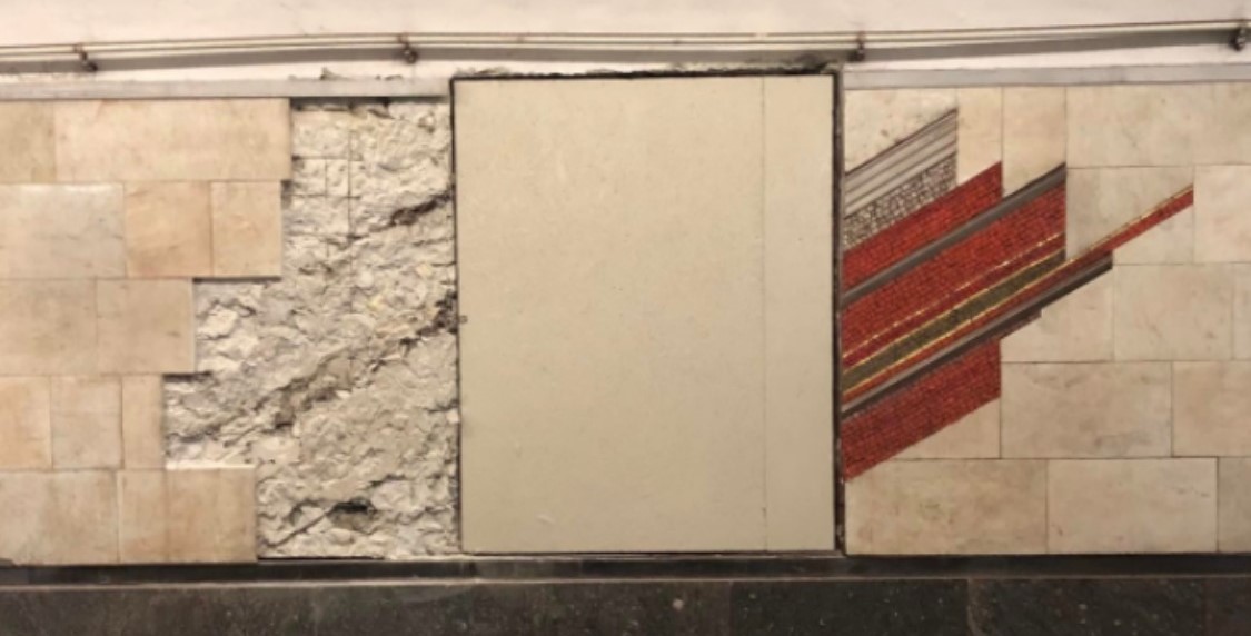 Демонтаж мозаїки на станції метро «Палац України»