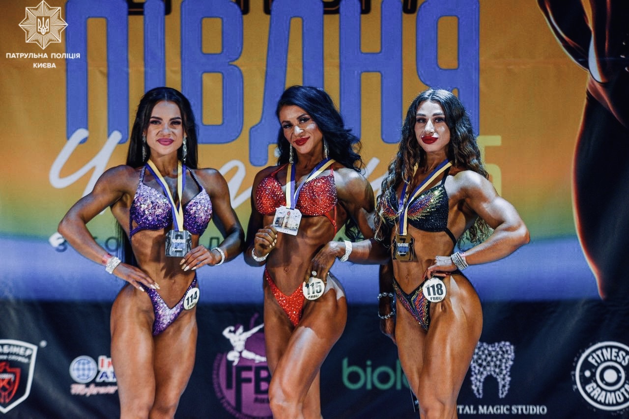 Інна Княгницька (на фото у центрі) стала чемпіонкою півдня України з бодібілдингу