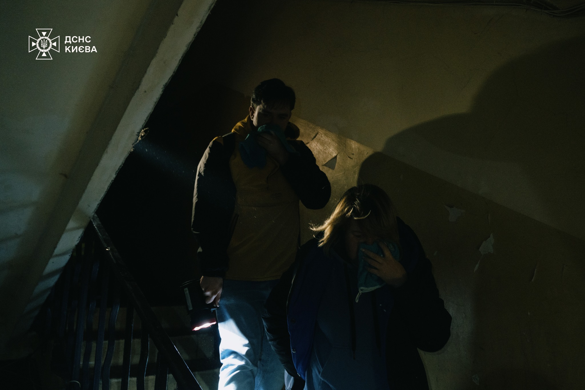 Під час пожежі вогнеборці вивели на свіже повітря 10 людей