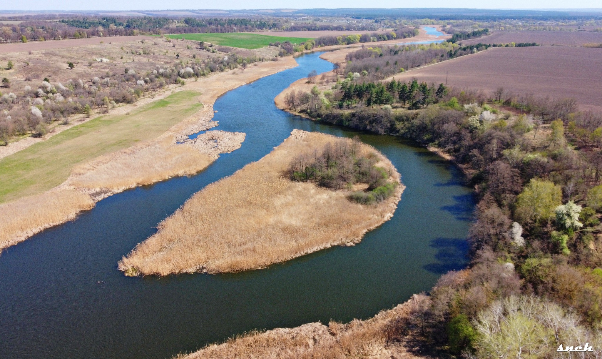 Острів нижче по течії формою нагадує чебурек