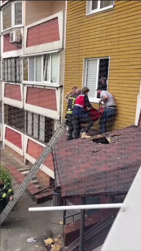 Постраждалого спустили вниз і передали лікарям