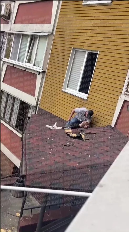 До постраждалого спустився один із сусідів і підтримував до приїзду рятувальників