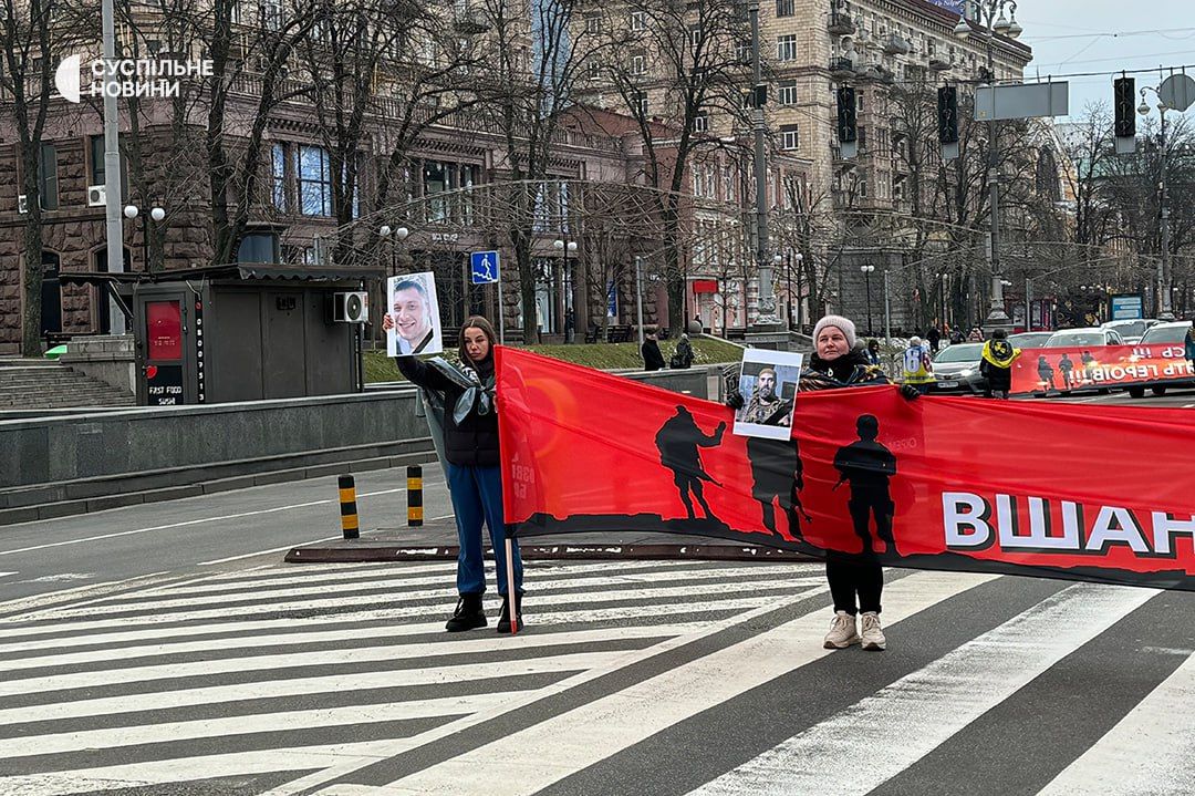 Рівно о 9:00 підні полеглих захисників вийшли на вулицю Хрещатик з великим плакатом «Зупинись! Вшануй пам’ять Героїв!»